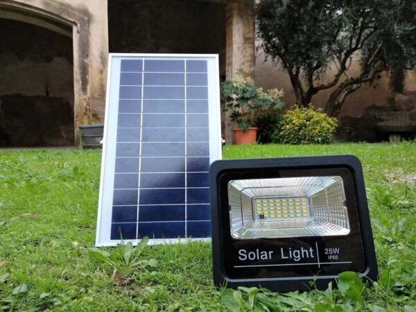 Foco LED solar 25W con placa solar - luz Calida