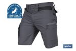 Bermudas de trabajo modelo Frigg en gris y negro | Elásticas, ligeras con múltiples bolsillos y protección lumbar| Materiales: 65 % poliéster y 32 % algodón | Disponibles en amplio rango de tallas