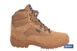 Bota de trekking Aracena con suela antideslizante de caucho | Serraje natural y cierre por cordones | Adecuada para senderismo y media montaña | Disponible desde la talla 38 hasta la 46